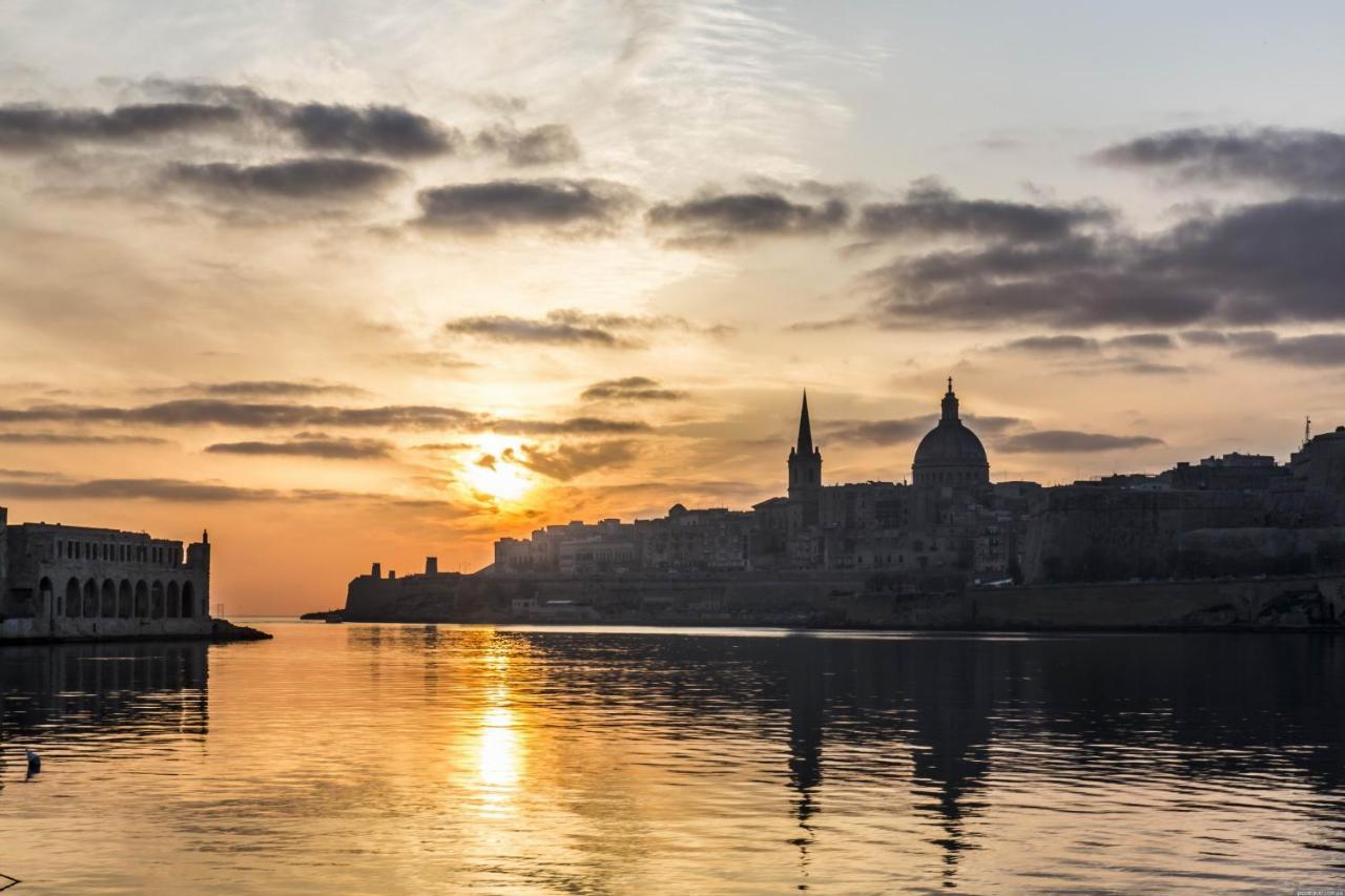 Deluxe Apartment With Valletta And Harbour Views Sliema Bagian luar foto