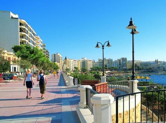 Deluxe Apartment With Valletta And Harbour Views Sliema Bagian luar foto