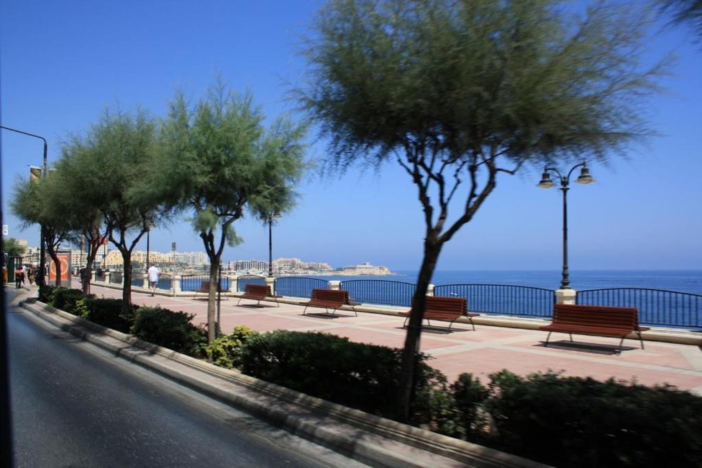 Deluxe Apartment With Valletta And Harbour Views Sliema Bagian luar foto