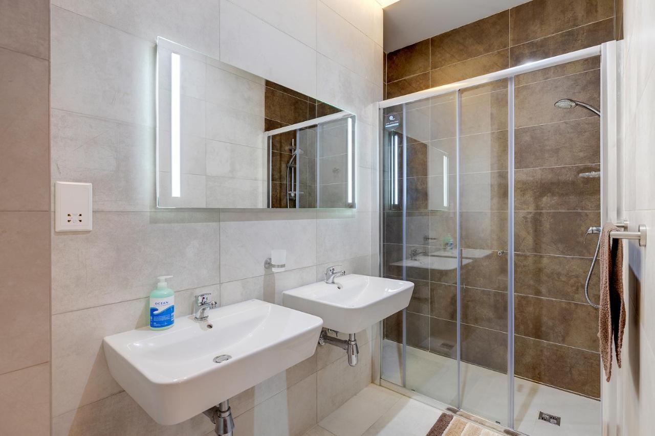 Deluxe Apartment With Valletta And Harbour Views Sliema Bagian luar foto